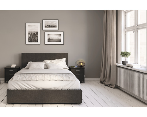 Slaapkamer met bed, nachtkastjes en decoratie