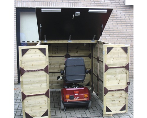 Open houten garage met mobiliteitsscooter
