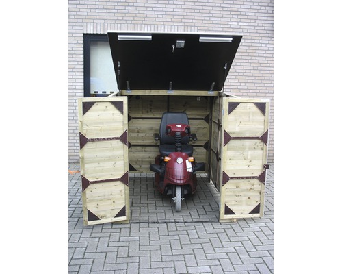 Houten garage met open deuren en een scootmobiel erin geparkeerd
