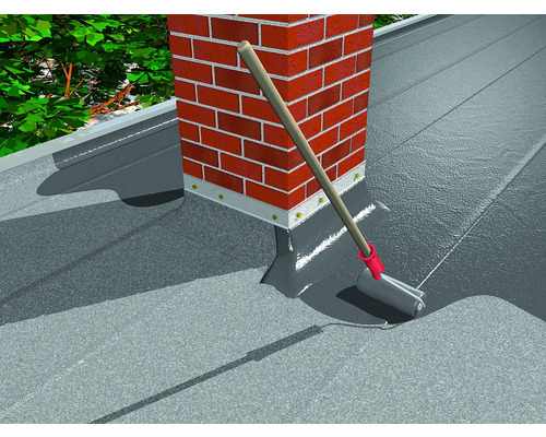 Dakbedekking aanbrengen met een roller bij een schoorsteen