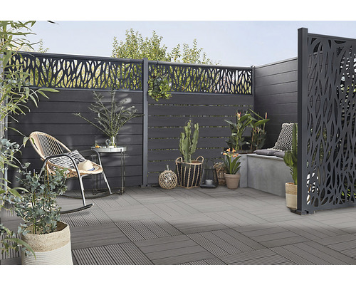 Ontworpen buitenruimte met privacyscherm, zithoek en vloertegels