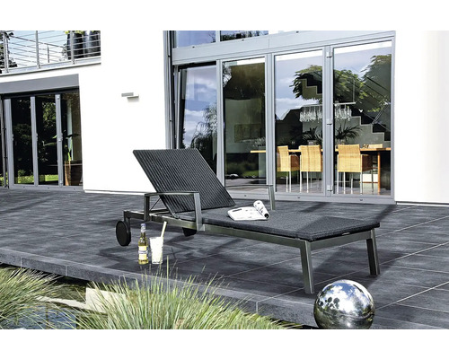 Tuinscene met ligstoel op terras