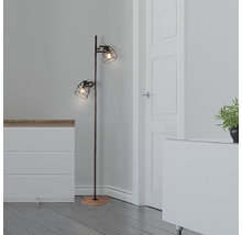 Vloerlamp met twee lampen in industrieel ontwerp in een lichte ruimte