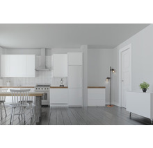 Lichte keuken met witte kasten, eettafel en staande lamp