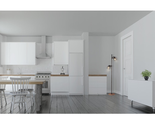 Lichte keuken met witte kasten, eettafel en staande lamp