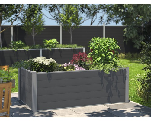 Houten composiet plantenbak met planten in de tuin