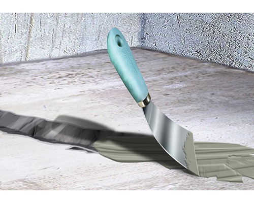 Plamuurmes met houten handvat bij het vullen van een voeg