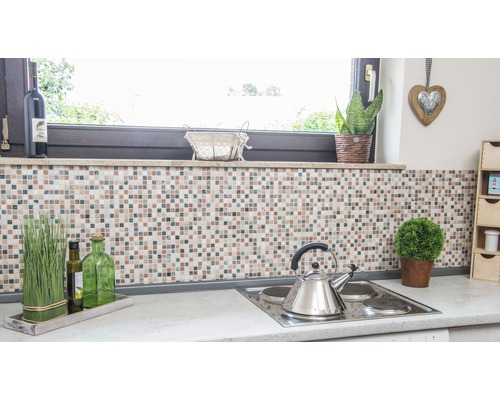 Keukenscène met mozaïektegelwand, kookplaat en decoraties