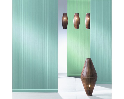 Interieurontwerp met structuurbehang, hanglampen en een vloerlamp.