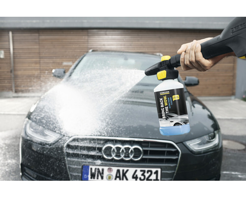 Een auto wordt gereinigd met een Kärcher schuimspuit en reinigingsmiddel.