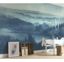Woonkamer met fotobehang van een berglandschap, eettafel en decoratie