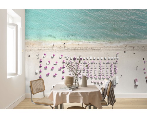 Woonkamer met fotobehang met strandthema en strandstoelen