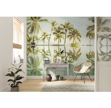 Woonkamer met fotobehang met palmmotief, bureau en stoel