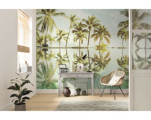 Woonkamer met fotobehang met palmmotief, bureau en stoel