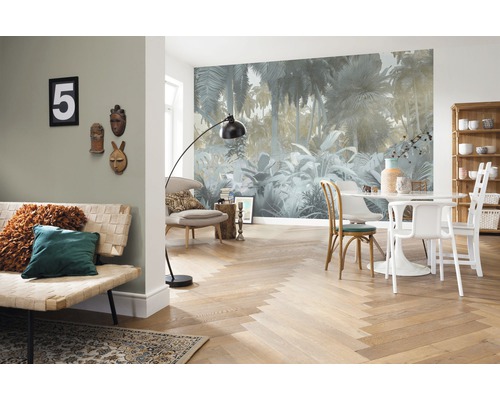 Woonkamer met junglebehang, bank, stoelen en houten vloer