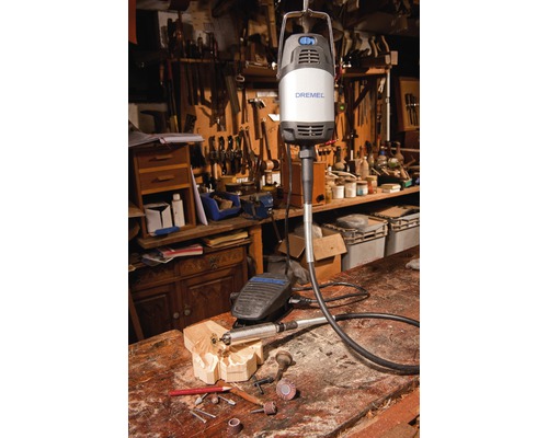 Dremel bovenfrees met voetpedaal en accessoires op een werkbank