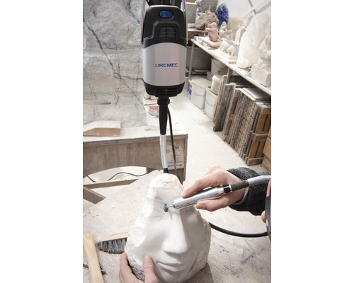 Dremel multifunctioneel gereedschap bij het bewerken van een sculptuur