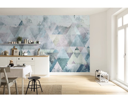 Lichte ruimte met keukentafel en geometrisch behang met driehoeken