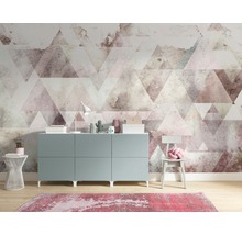 Woonkamer met dressoir, stoel, tapijt en fotobehang met geometrisch driehoekpatroon