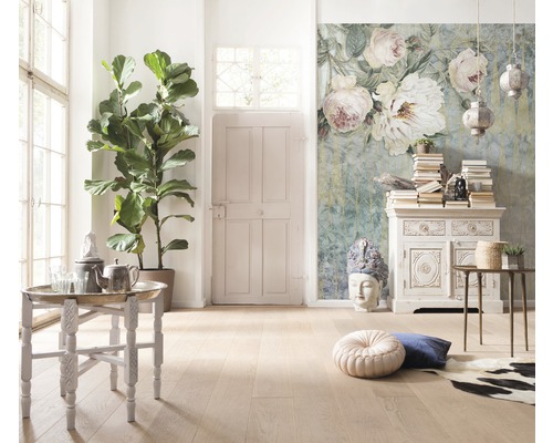 Lichte kamer met kamerplant, ladekast, tafel en bloemen fotobehang