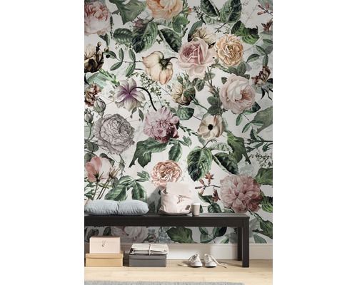 Decoratieve wand met bloemen rozenpatroon achter een bank