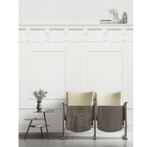 Interieur met twee bioscoopstoelen en een bijzettafel