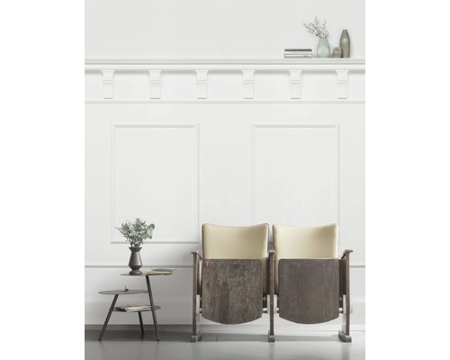 Interieur met twee bioscoopstoelen en een bijzettafel