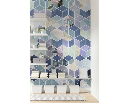 Kamerdecoratie met geometrisch patroonbehang, planken en opbergdozen