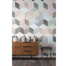 Woonkamer met ladekast, stoel en geometrisch kubusbehang