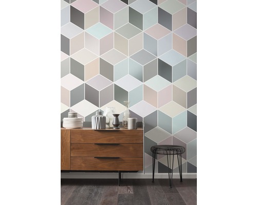 Woonkamer met ladekast, stoel en geometrisch kubusbehang