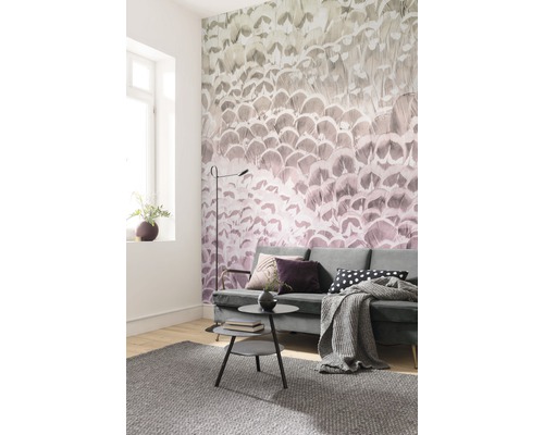 Woonkamer met verenbehang, bank en tapijt