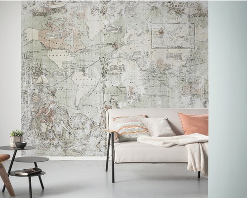 Woonkamer met wereldkaartbehang, bank en bijzettafels