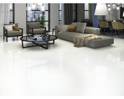 Lichte woonkamer met glanzende vloertegels, bank, fauteuils en tafel