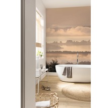 Moderne badkamer met vrijstaand bad, behang met patroon en houten vloer.