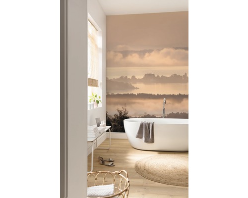 Moderne badkamer met vrijstaand bad, behang met patroon en houten vloer.