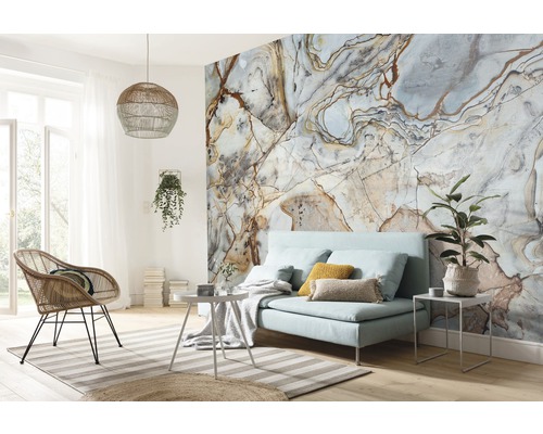 Moderne woonkamer met bank, fauteuil en muurschildering in marmerlook