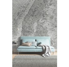 Woonkamer met bank, tapijt en behang met stadsplattegrondpatroon