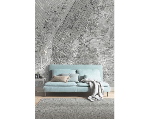 Woonkamer met bank, tapijt en behang met stadsplattegrondpatroon