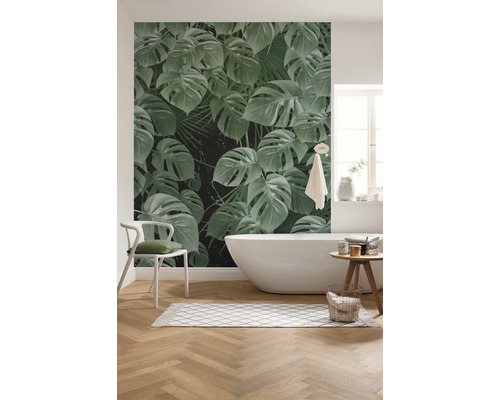 Moderne badkamer met behang met plantenmotief, bad en houten vloer