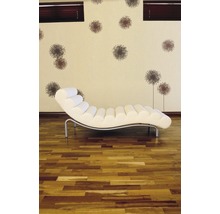 Scene met ligstoel op een houten vloer voor een muur met patroonbehang