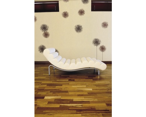 Scene met ligstoel op een houten vloer voor een muur met patroonbehang