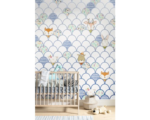 Kinderkamer met babybed en behang met dierenmotieven