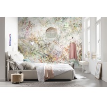 Lichte slaapkamer met fotobehang met patroon, bed en nachtkastje