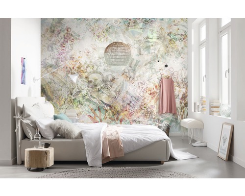 Lichte slaapkamer met fotobehang met patroon, bed en nachtkastje