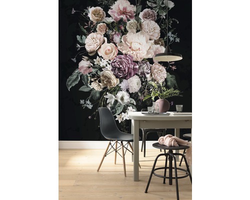 Eetkamer met eettafel, stoelen en bloemenwandbekleding