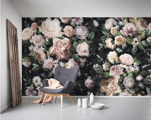 Scene met groot bloemenbehang, fauteuil, sprei en decoratieartikelen