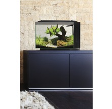 Decoratief aquarium op een kast met deuren