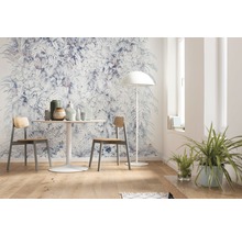Woonkamer met botanisch behang, tafel, stoelen en vloerlamp