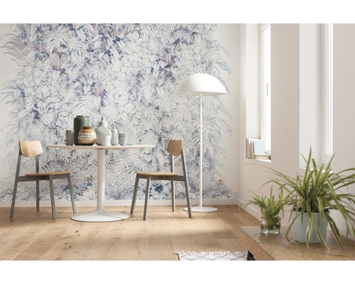 Woonkamer met botanisch behang, tafel, stoelen en vloerlamp