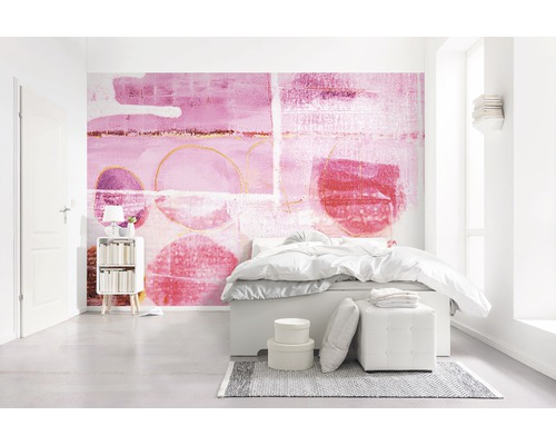 Lichte slaapkamer met bed en abstract fotobehang in roze en rode tinten